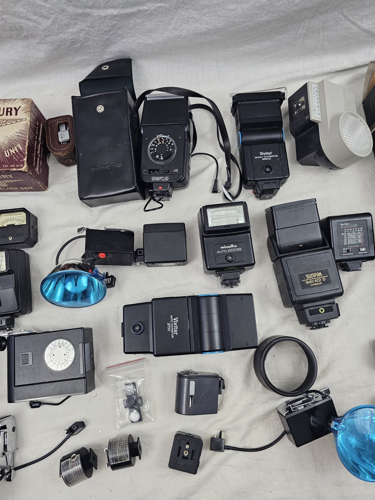 BIG LOT OF VINTAGE CAMERA FLASHES MANY DIFFERENT MODELS AND BRANDS