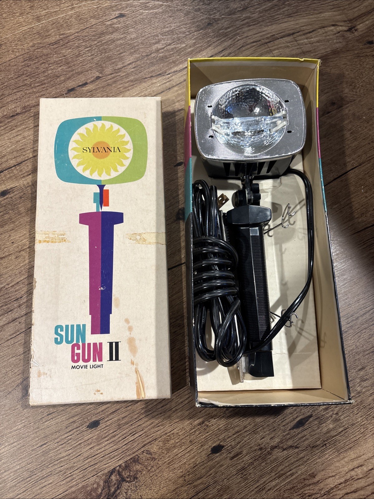 VINTAGE SYLVANIA SUN GUN II MOVIE LIGHT MODEL SG-55, Box And Instructions