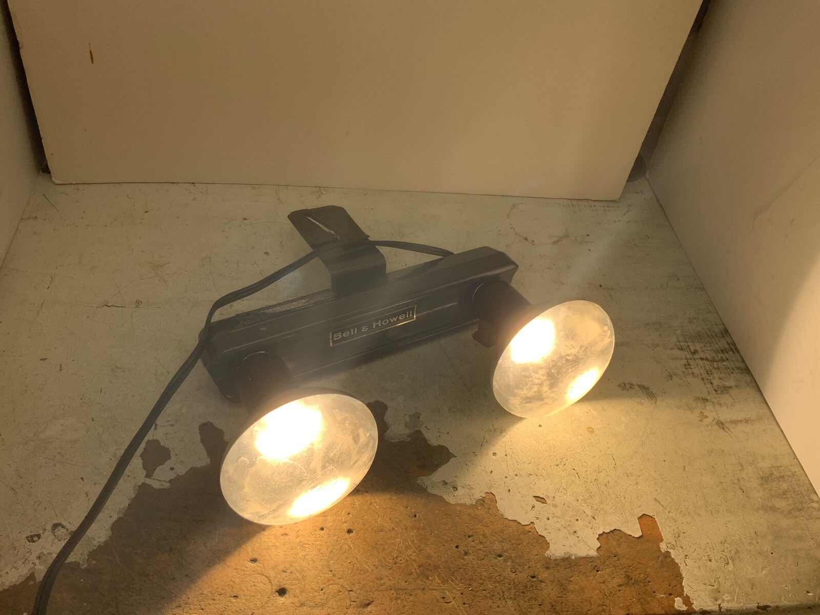 Vintage Bell & Howell Light Bar Flood Lamp 2 Bulbs Working Videography Box