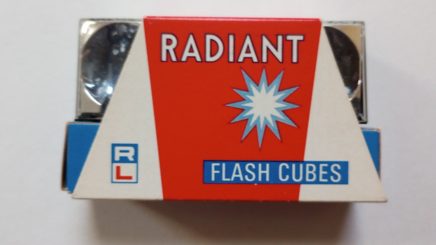 2 Vintage Sylvania GTE Blue Dot Flash Cubes 3 Pack & 1 Pack Radiant Flash Cubes