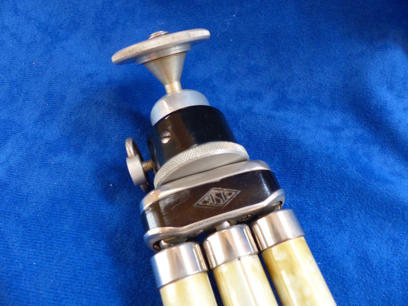 Vintage Isign tripod/collapsible legs, leather case, ball head, working