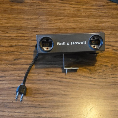 Bell & Howell Light Bar Model 40726 120 Volts Vintage Movie Camera w/ 1 BEP Bulb