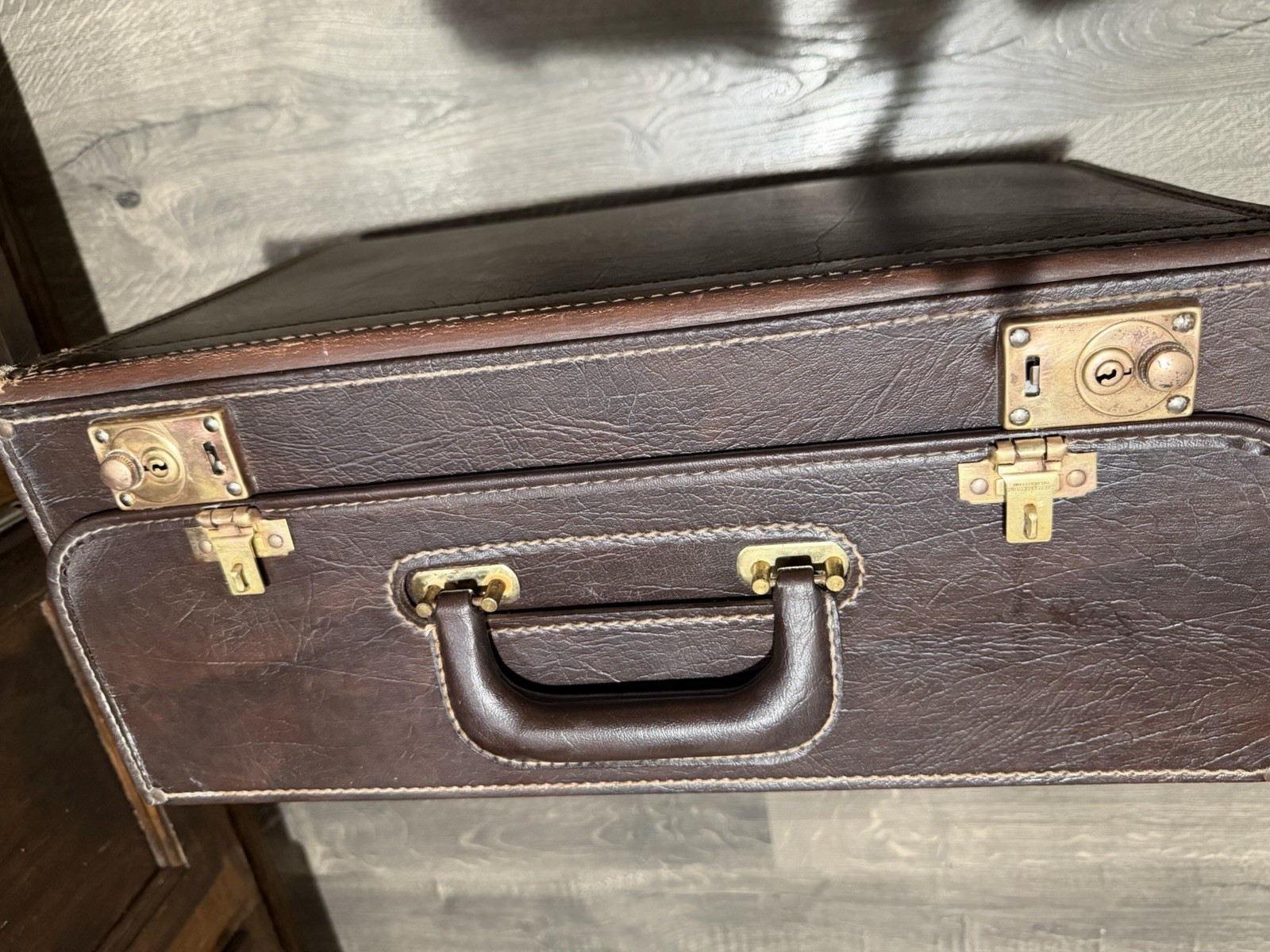 Vintage Softone Tufide Faux Leather Vinyl Coated Locking Carrying Case, No Key