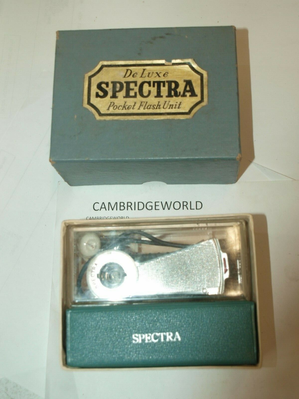 SPECTRA DELUXE OLD FASHION POCKET FAN TYPE FLASH UNIT USES BULBS