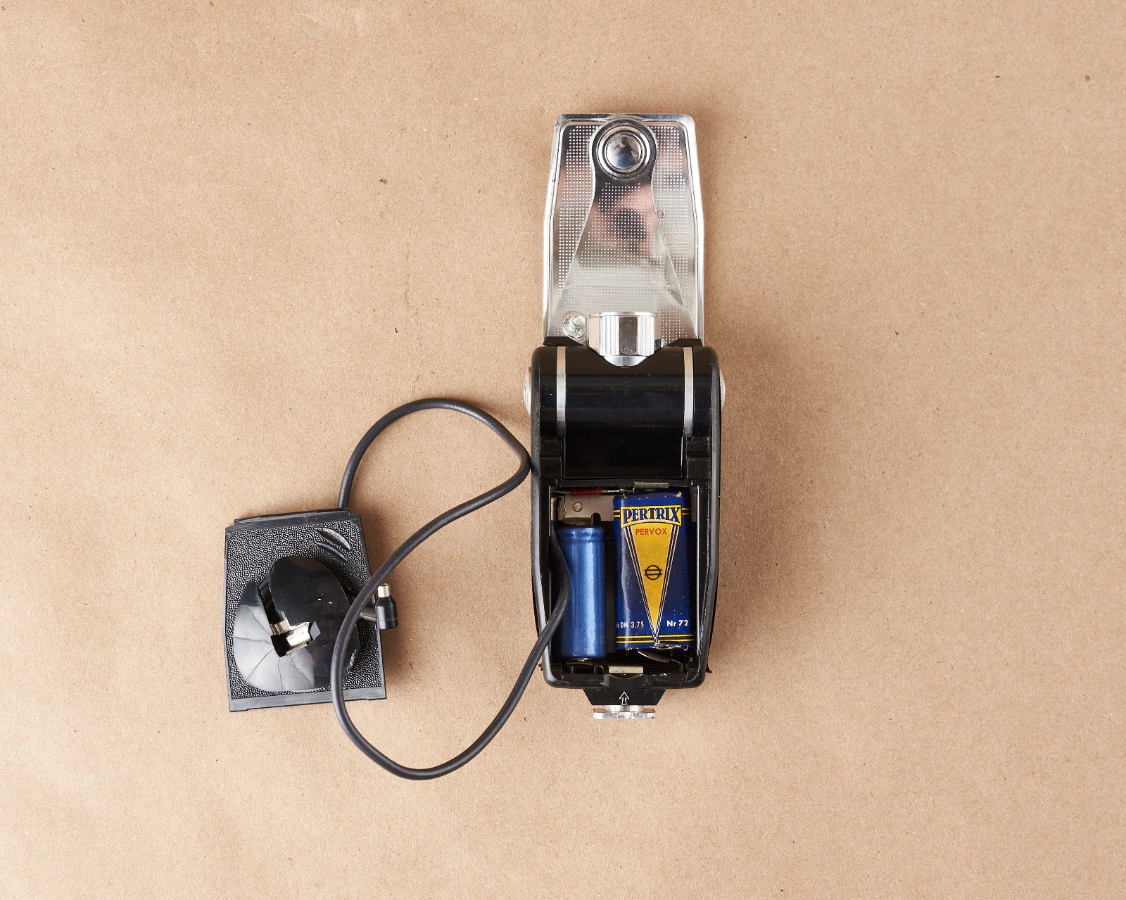 2 Vintage Agfa shoe mount bulb flash units w/reflectors, Flash Gun KL & Agfalux