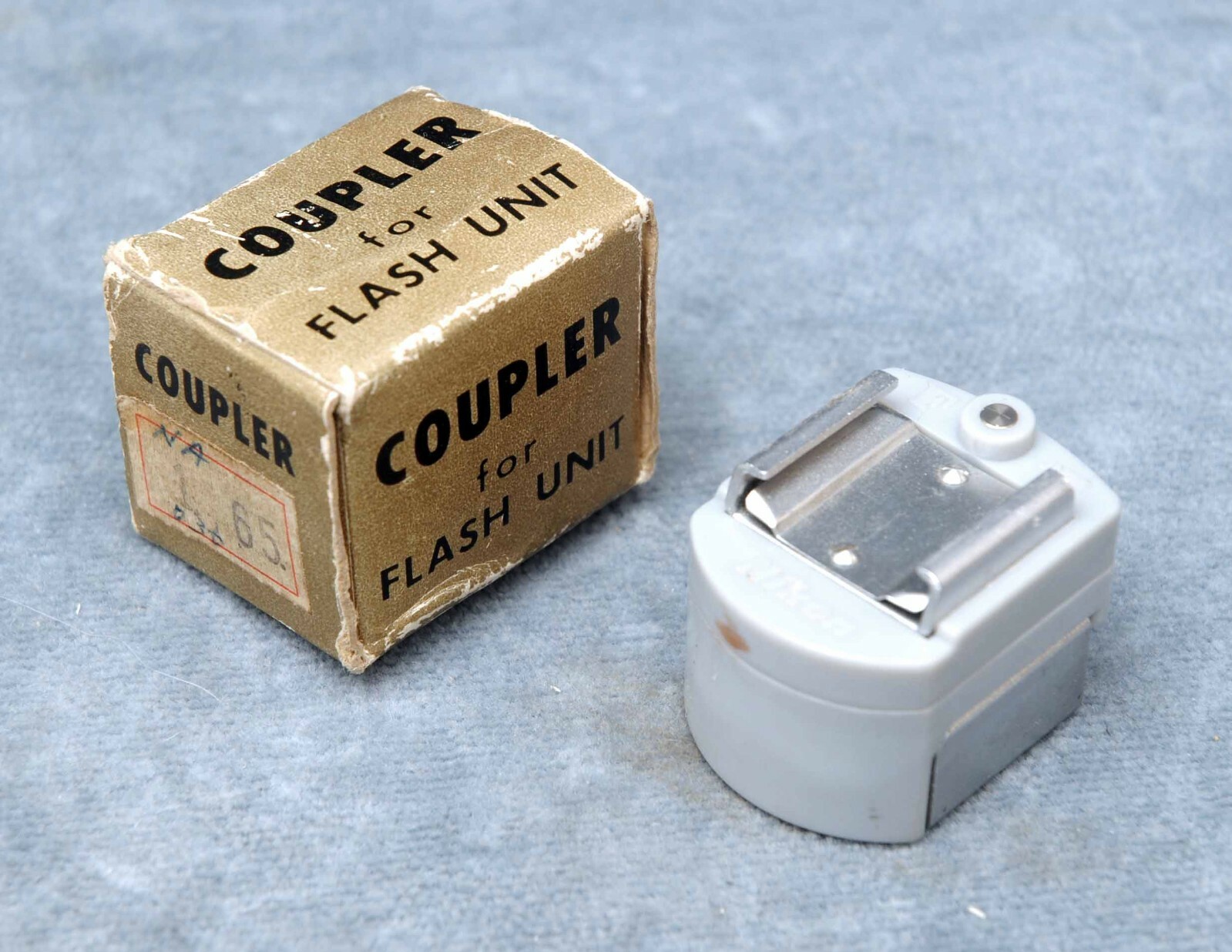 NIPPON KOGAKU KK COUPLER FOR FLASH UNIT IN EARLY GOLD BOX