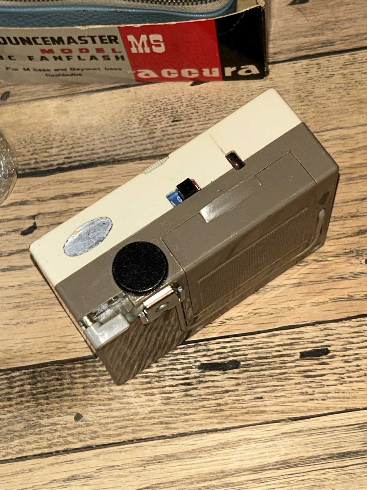 Vintage ACCURA Fan Flash w/Button Case, Kako flash, M2B Bulbs, Corona Meter