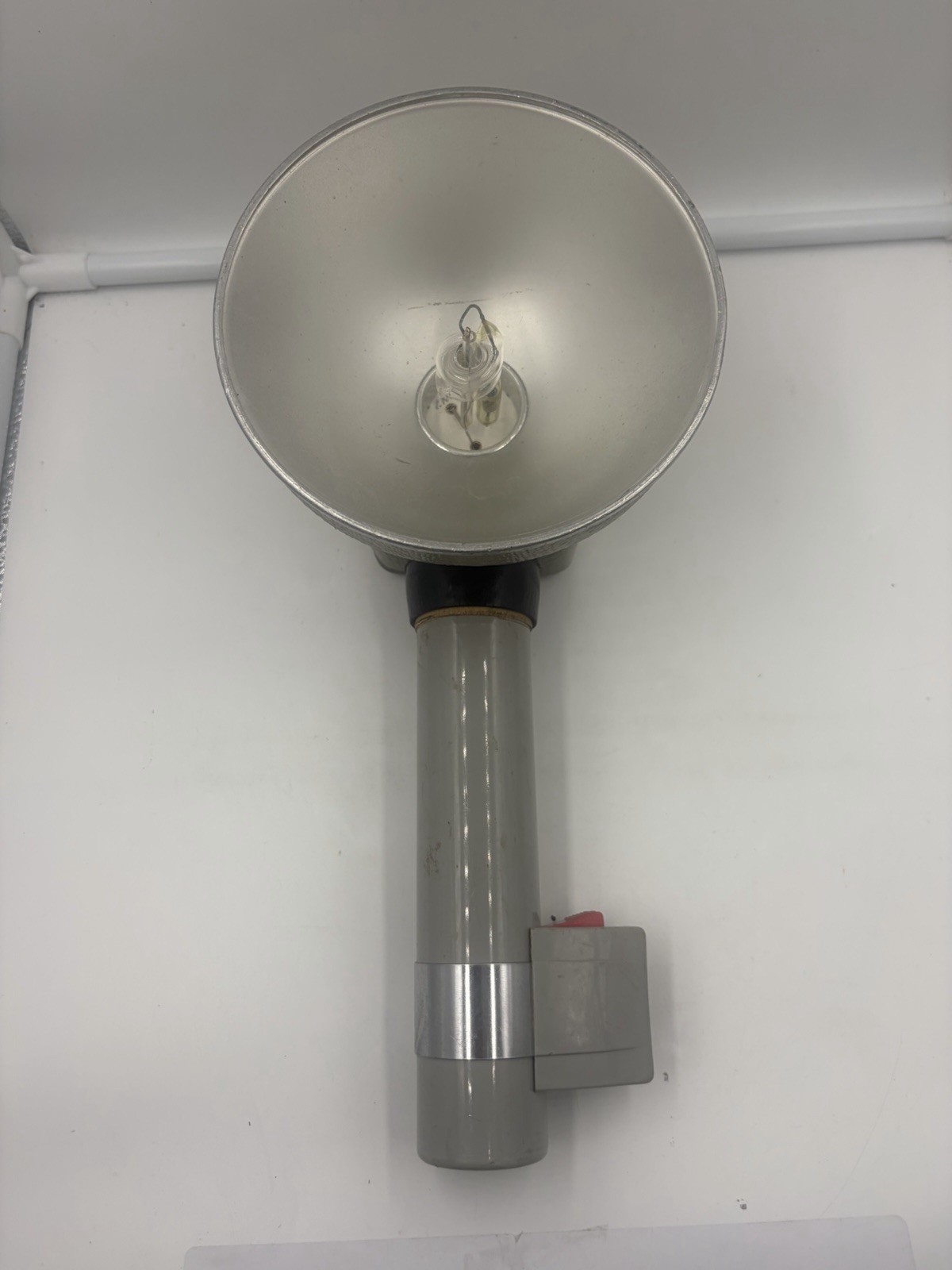 Vintage Graflex Flash in Good Condition – Aluminum and Gray  Untested As Is