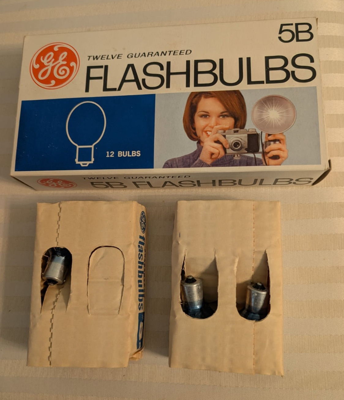 (7) Vintage General Electric GE 5B Blue Flashbulbs – Partial box of 7 bulbs