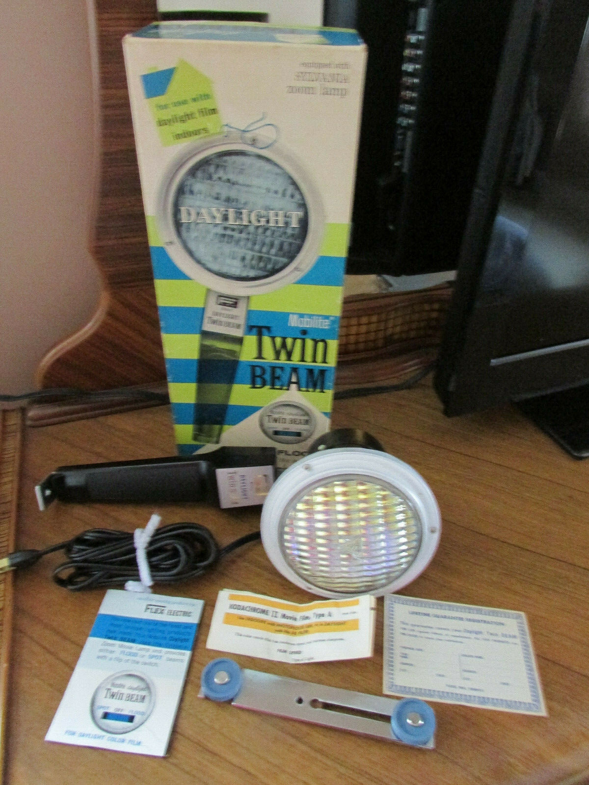 VINTAGE BOXED MOBILITE TWIN BEAM ZOOM SPOT TO FLOOD DAYLIGHT MOVIE SYLVANIA LAMP