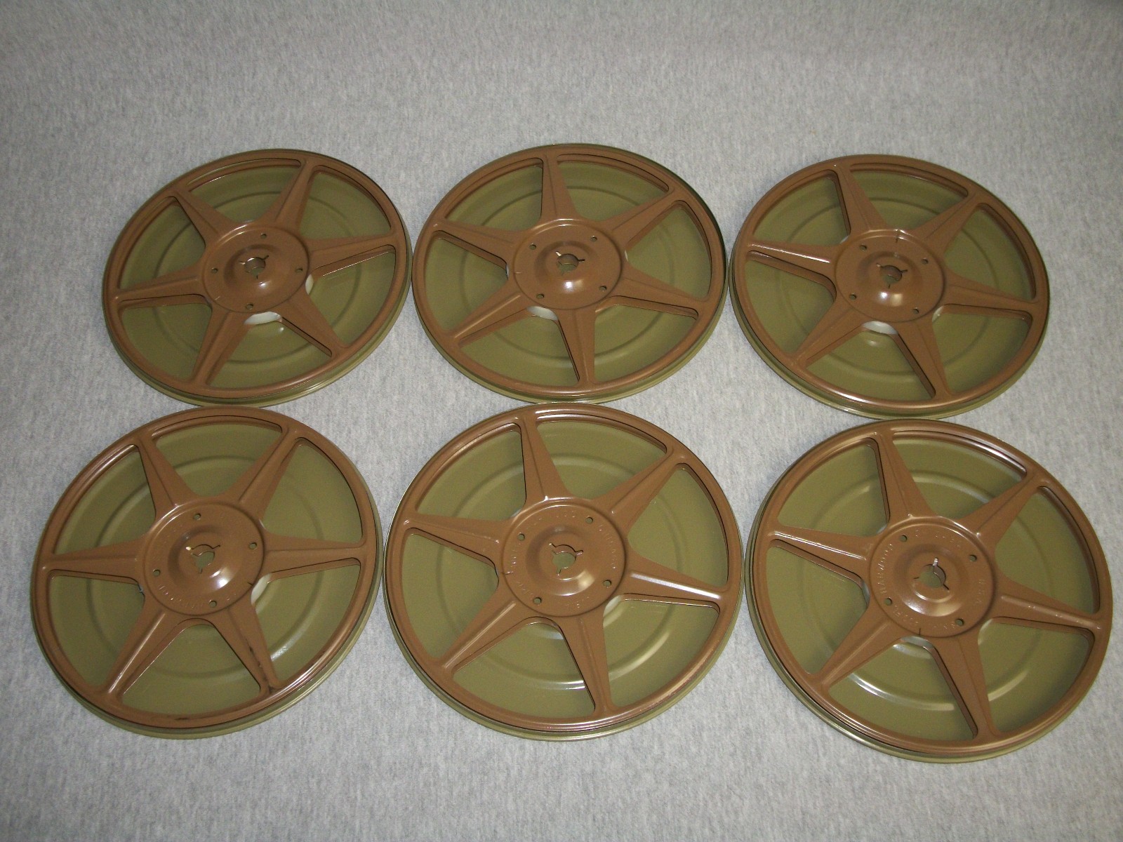 Lot of (6) Vintage 7″ Harwood 8mm Empty Movie Reels with Metal Cans & Metal Case