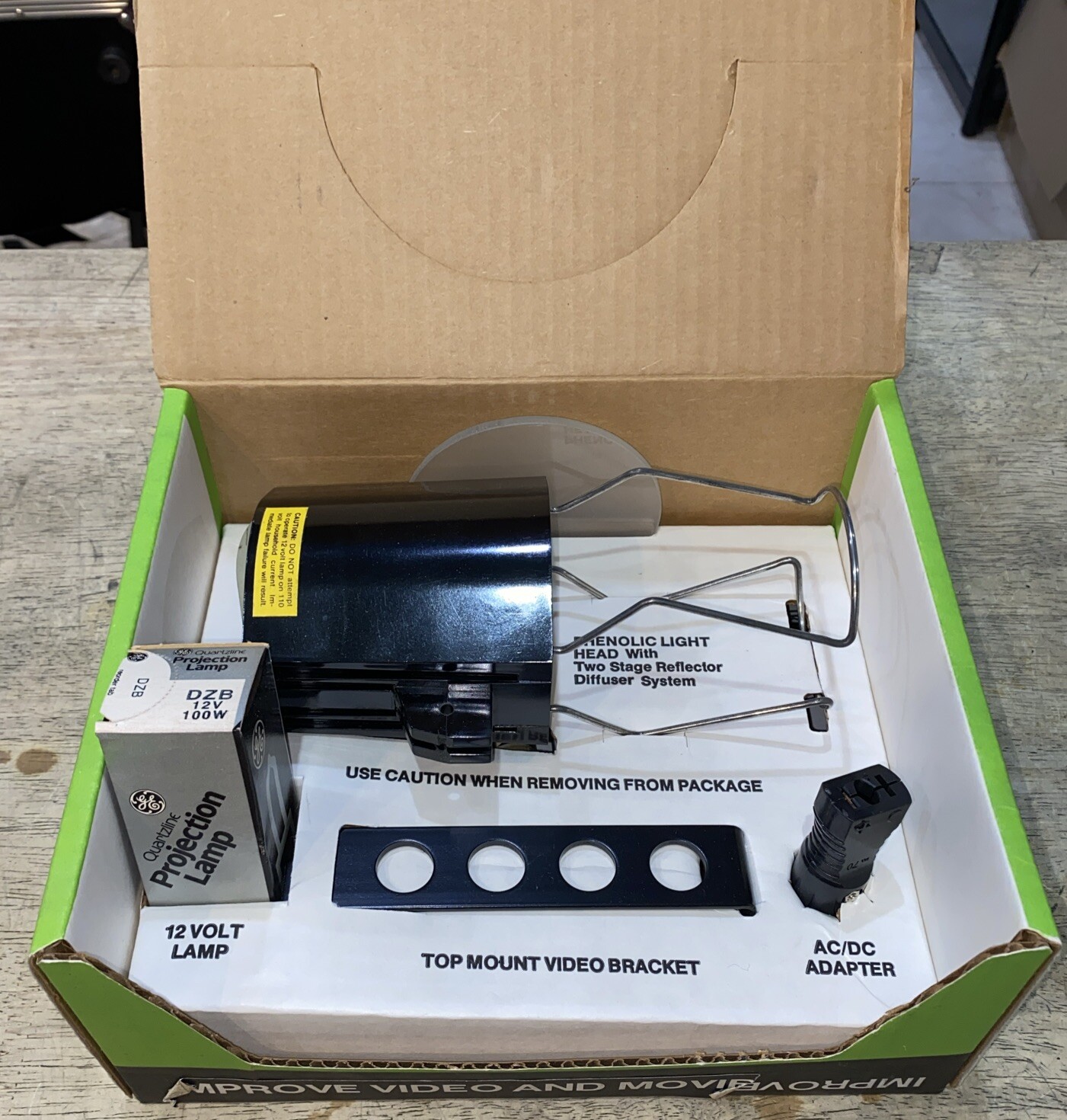 VINTAGE Kenco Dual Beam Video Light AC / DC Very Bright Model T/2 – NEW