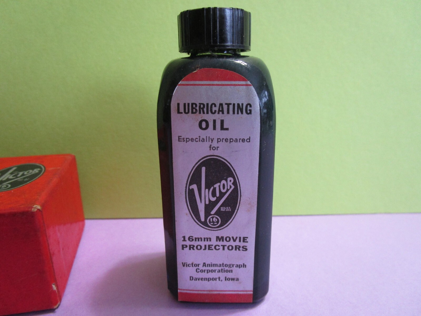 VTG VICTOR 16 MM MOVIE PROJECTOR LUBRICATING OIL KIT. THUMB PUMP OILER