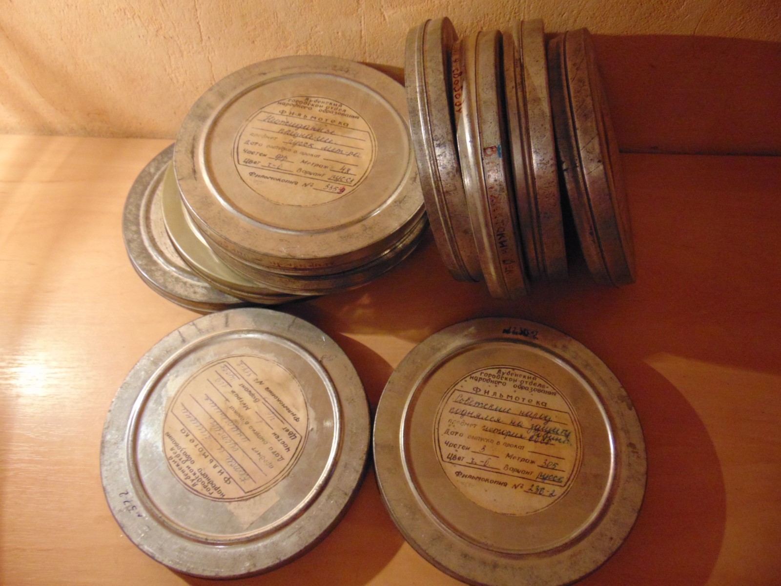 10 pc empty 16mm Metal Film Cans 7″ 400ft Cinema Movie Reel Storage Tin Vintage