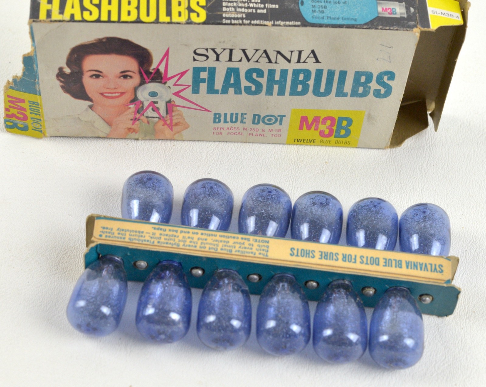 12) Vintage Sylvania M3B Blue Dot Flashbulbs