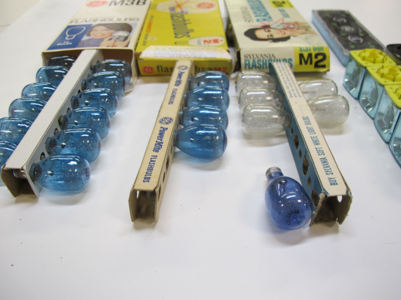 5 M2 clear, 4 blue M2, 13 M3b Flash bulbs, 7 flash cubes, 1 flip bar and 2 large