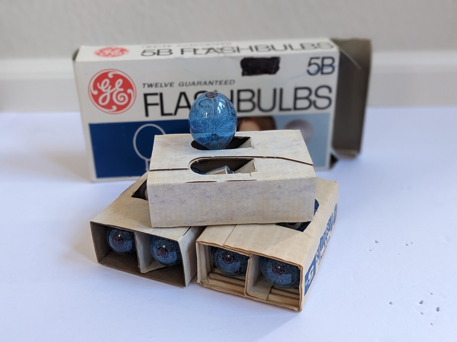 Vintage GE General Electric 5B Flashbulbs Blue 12 New Unused Bulbs NOS