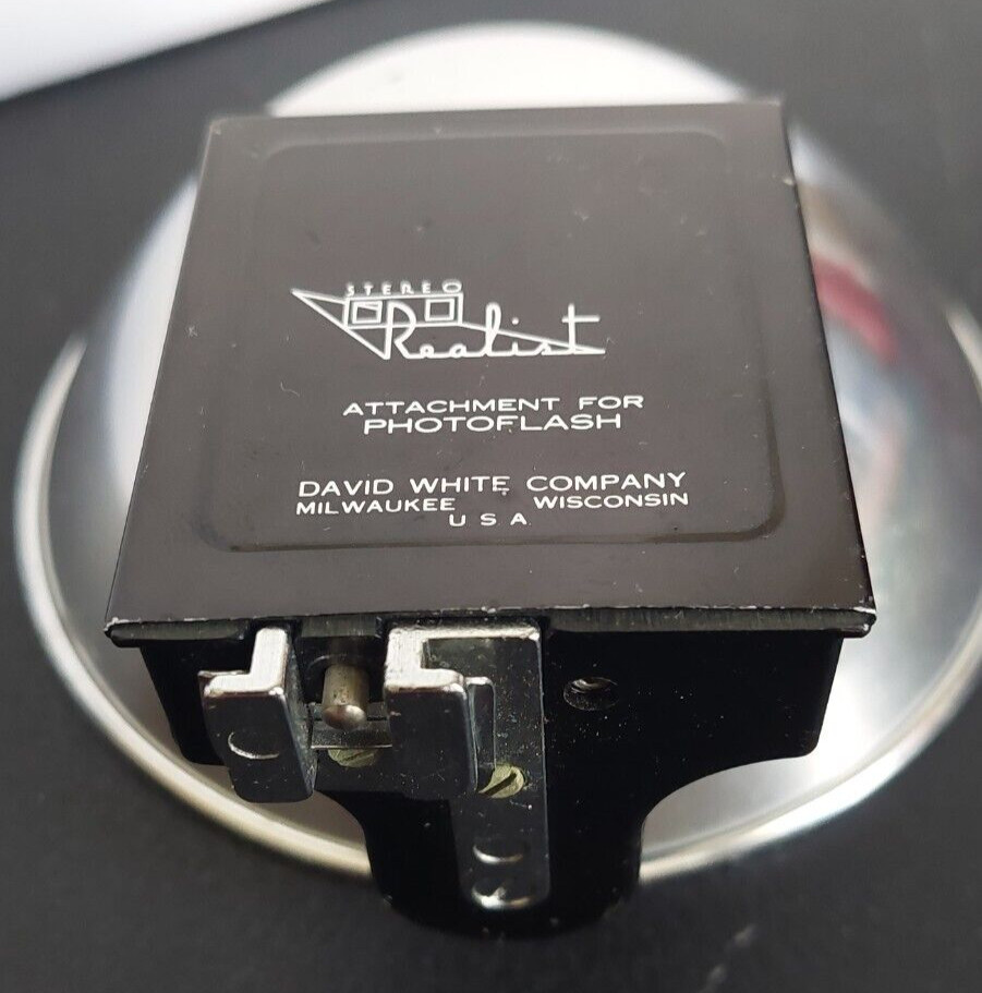 STEREO REALIST, ATTACHMENT FOR PHOTOFLASH. DAVID WHITE COMPANY. INCLUDES BULB