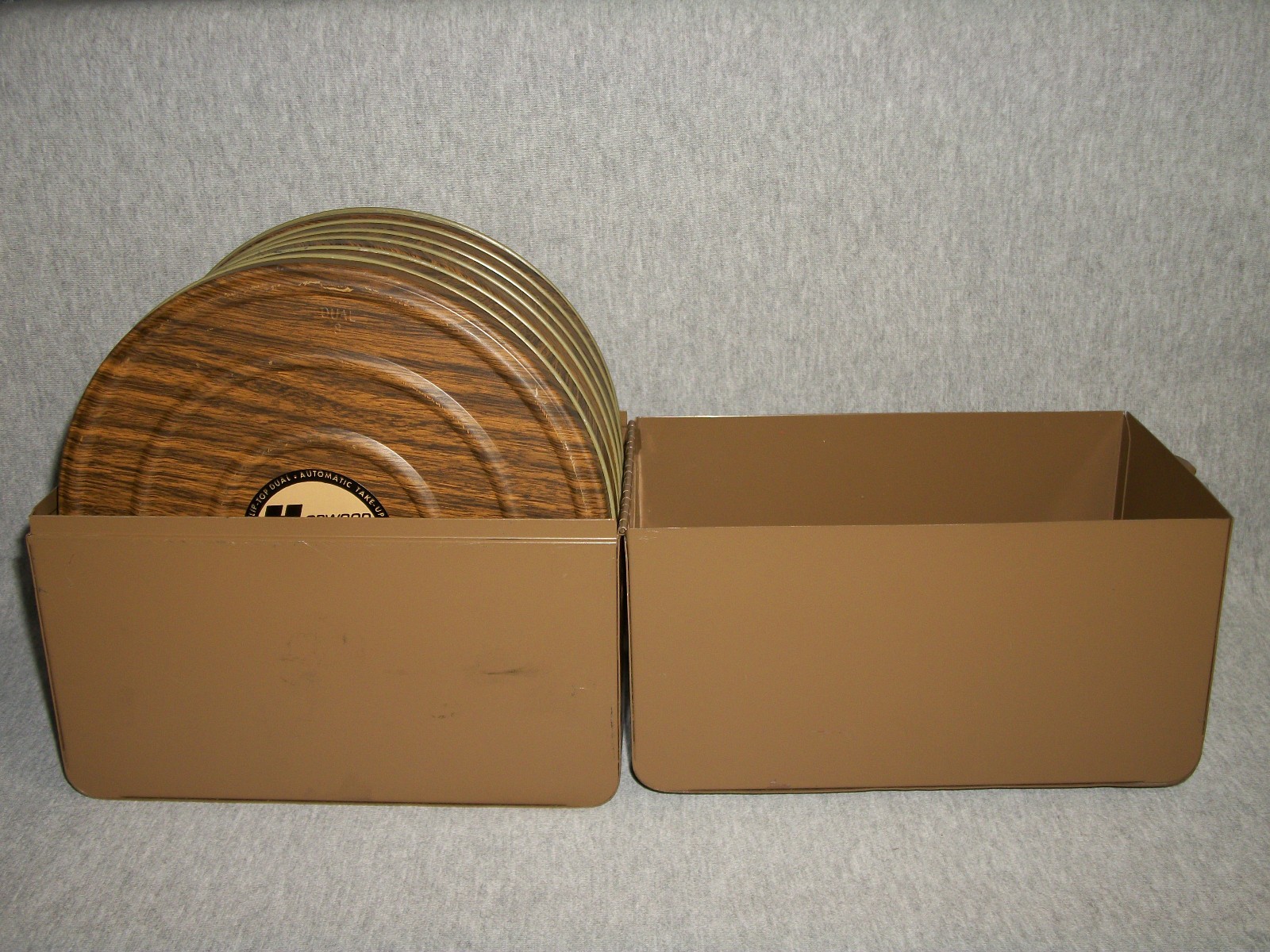 Lot of (6) Vintage 7″ Harwood 8mm Empty Movie Reels with Metal Cans & Metal Case
