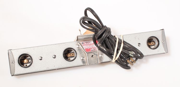 LIGHT BAR, HOLDS 4 BULBS