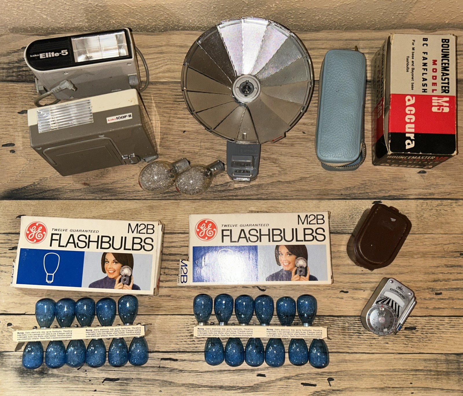 Vintage ACCURA Fan Flash w/Button Case, Kako flash, M2B Bulbs, Corona Meter