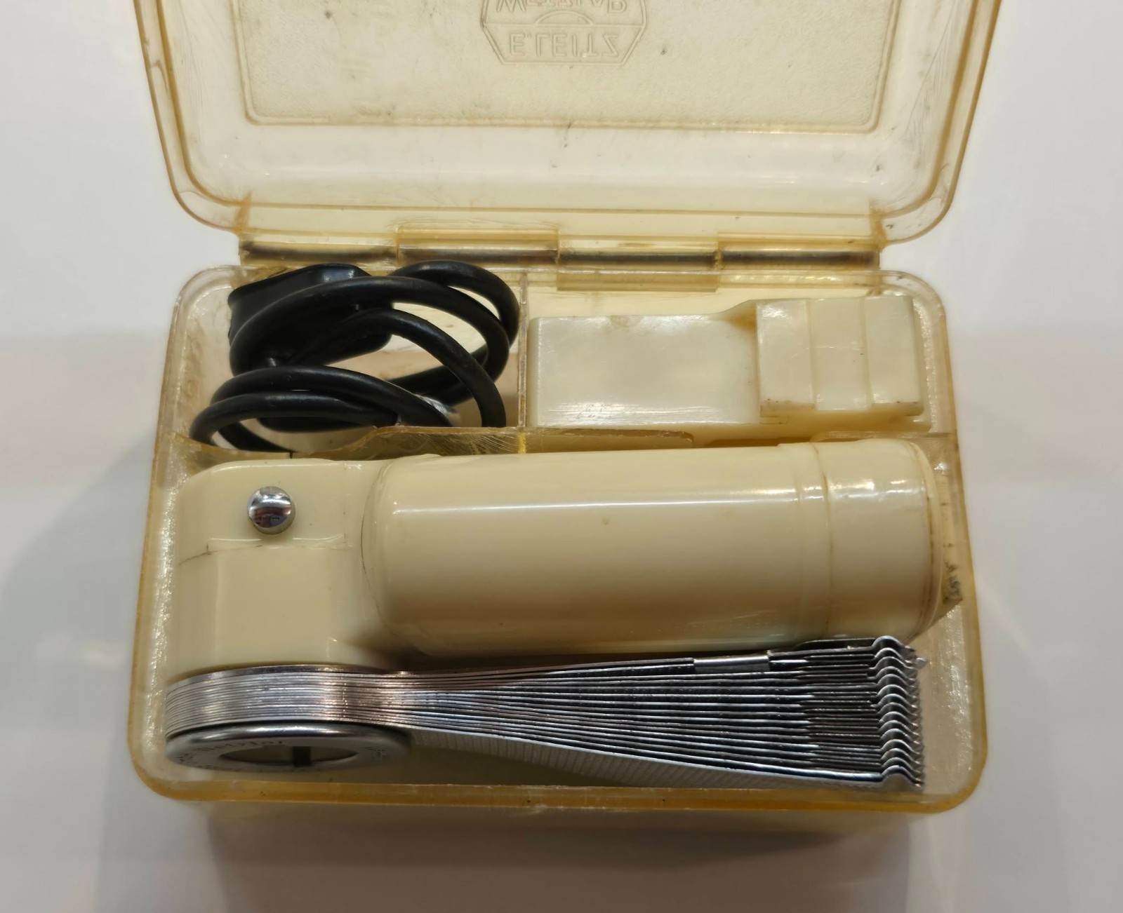 VINTAGE LEITZ FAN FLASH WITH BRACKET+ CORD IN ORIGINAL CASE