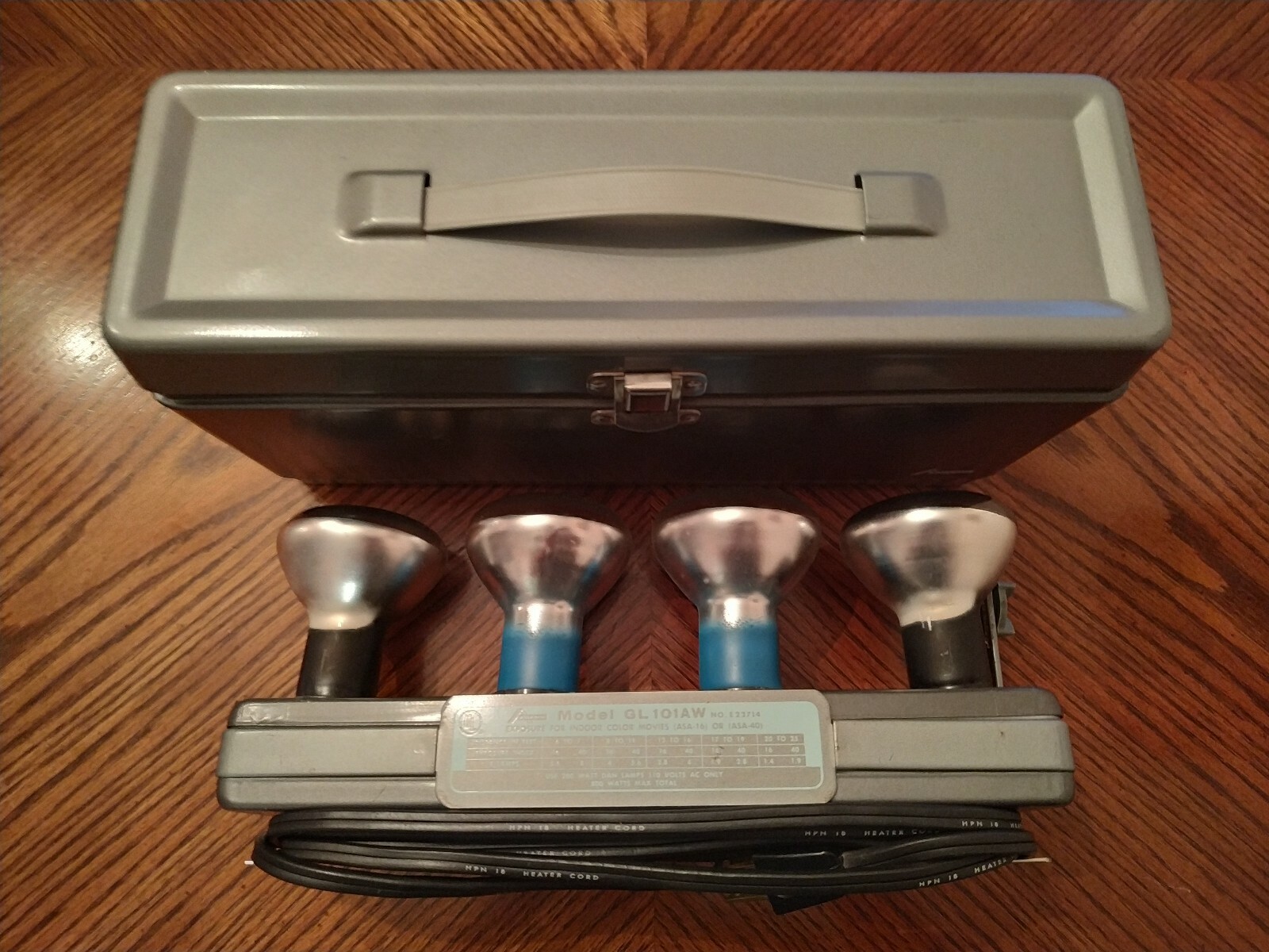 VINTAGE ADAMS GL101AW EXPOSURE LIGHT BAR FOR INDOOR COLOR MOVIES 800W MAX