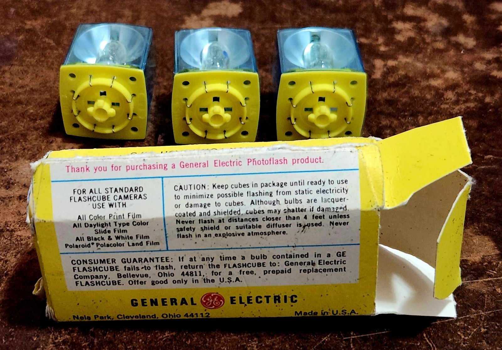 ESTATE FIND: Lot Of (2) 3 Pks Vtge General Electric FlashCubes Unused