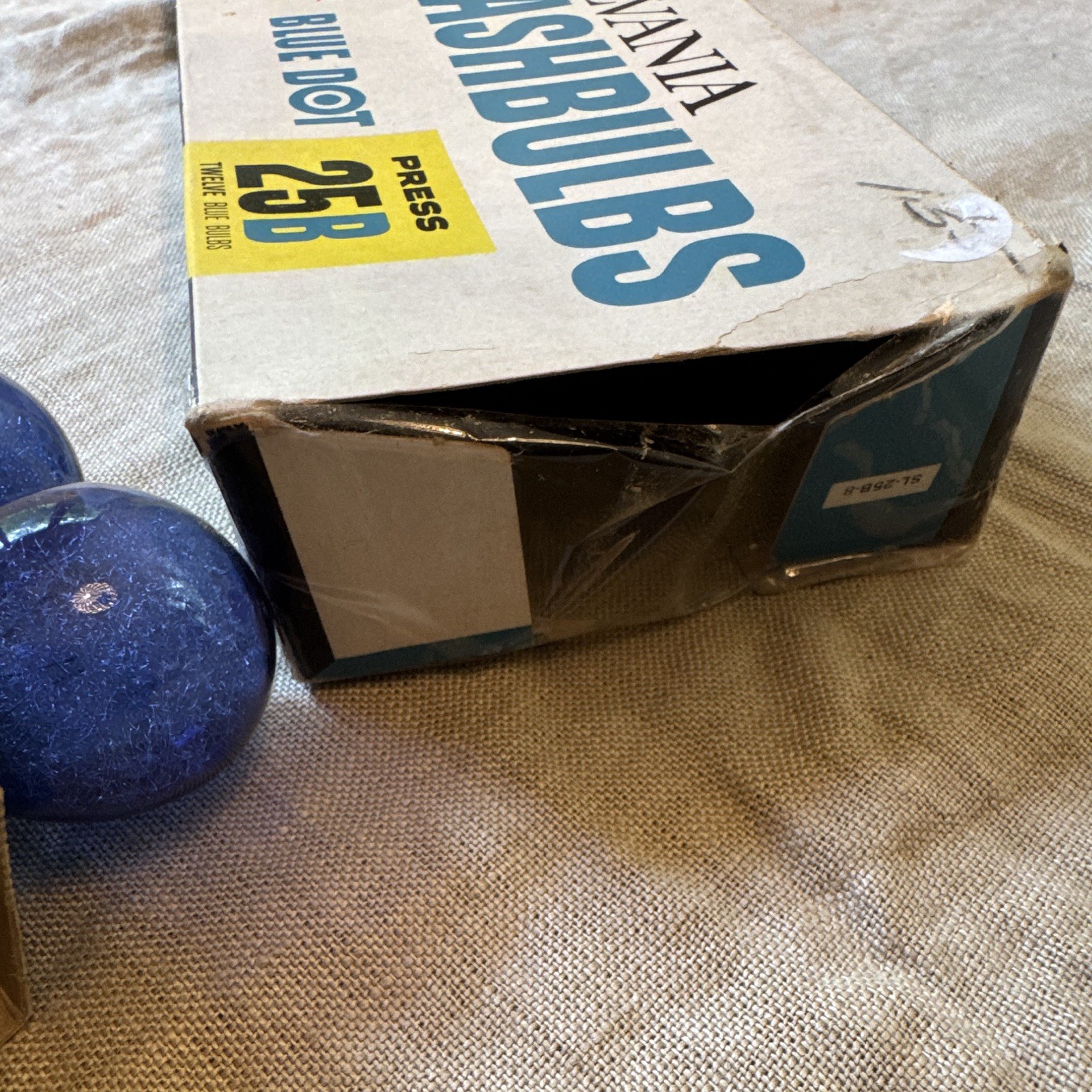 VINTAGE SYLVANIA BLUE DOT FLASHBULBS 1 BOX of 11. PRESS 25