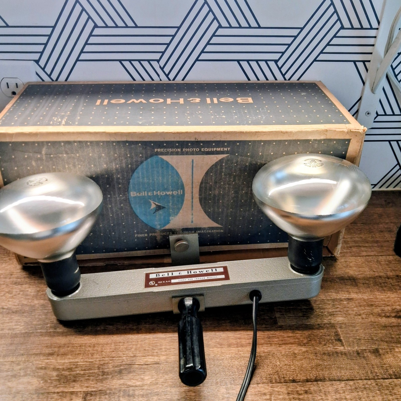 Vintage Bell & Howell Indoor Movie Light Bar With Bulbs *TESTED WORKS