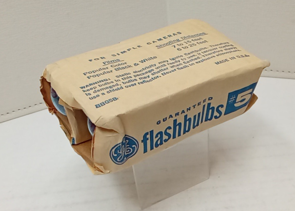 Vintage NOS General Electric SureFire Flash Bulbs #5B Box of 4 for Simple Camera