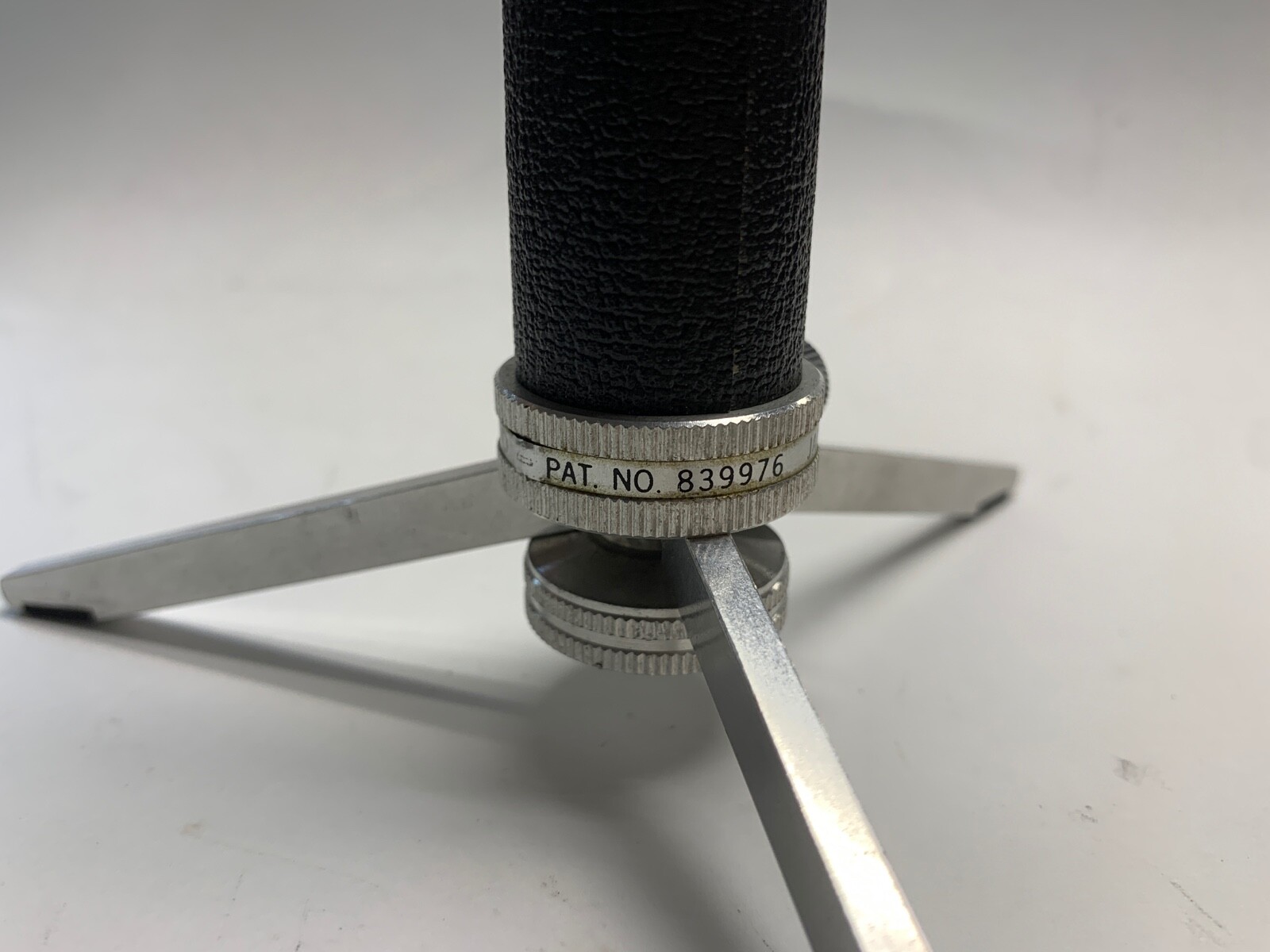 OHNAR MINIPOD 839976 ROTATING HEAD 5 1/2″ HAND HELD TRIPOD GRIP HANDLE TABLE TOP