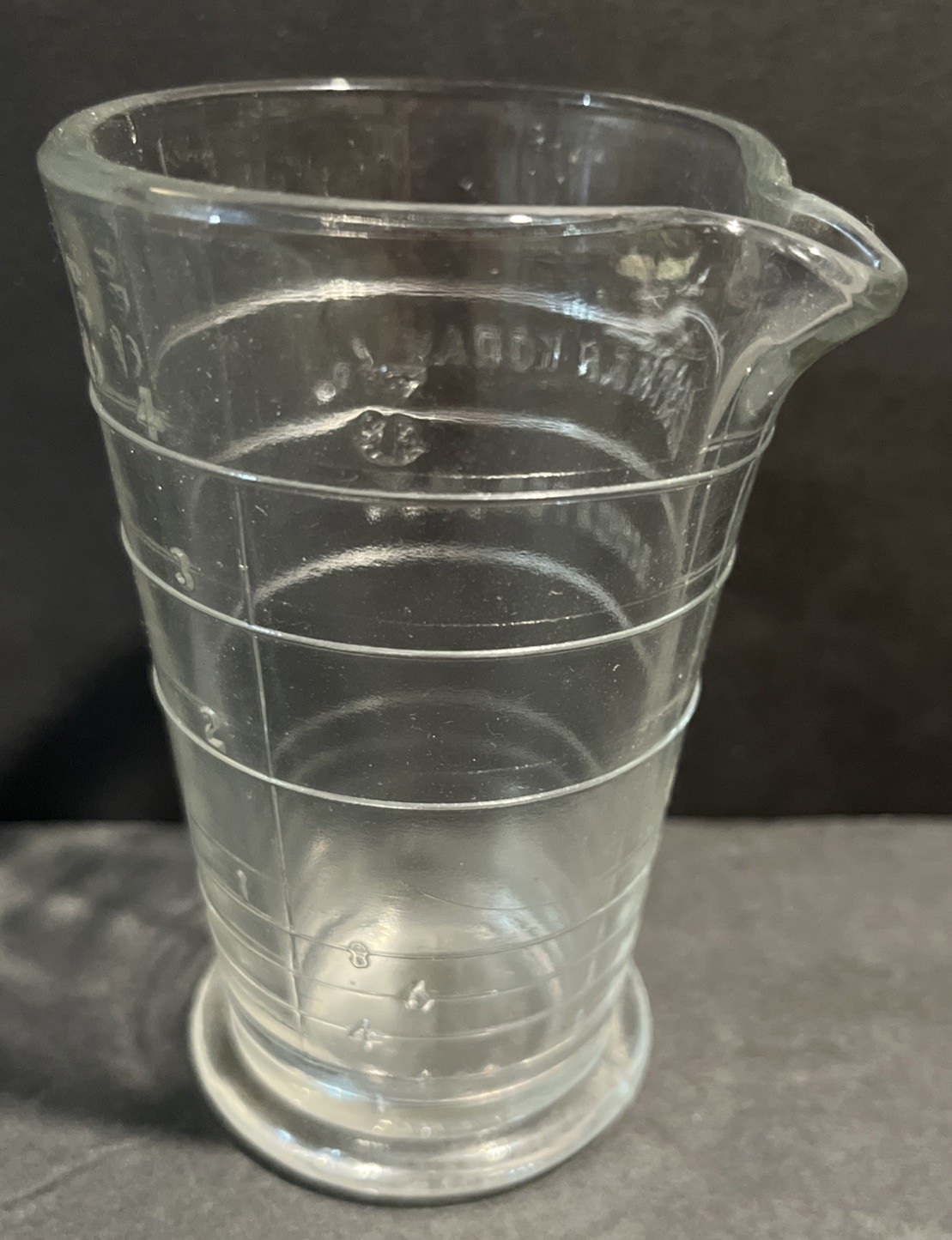 VTG. EASTMAN KODAK CO PHOTOGRAPHIC 4 Oz GLASS MEASURING BEAKER ROCHESTER NY