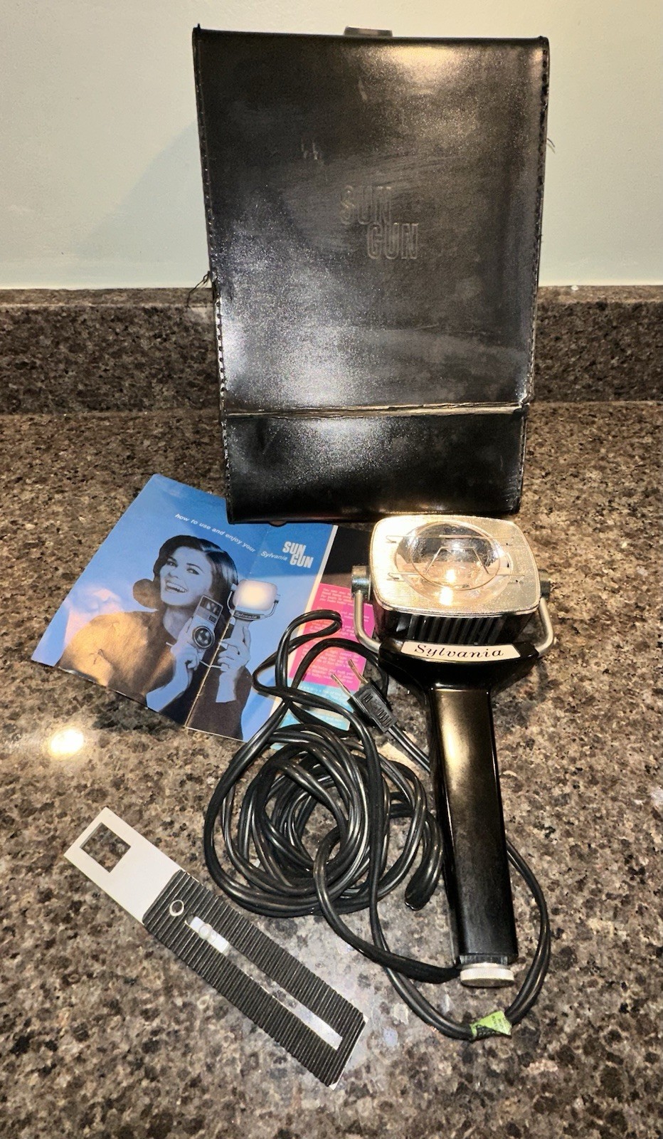 Vintage Sylvania Sun Gun SG-1 Movie Light with Camera Mount and Case ~ Works