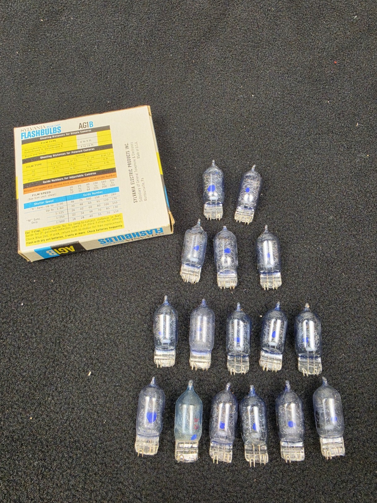 Vintage Sylvania AG1B Blue Dot Flashbulbs 12 Bulbs Made in USA Untested