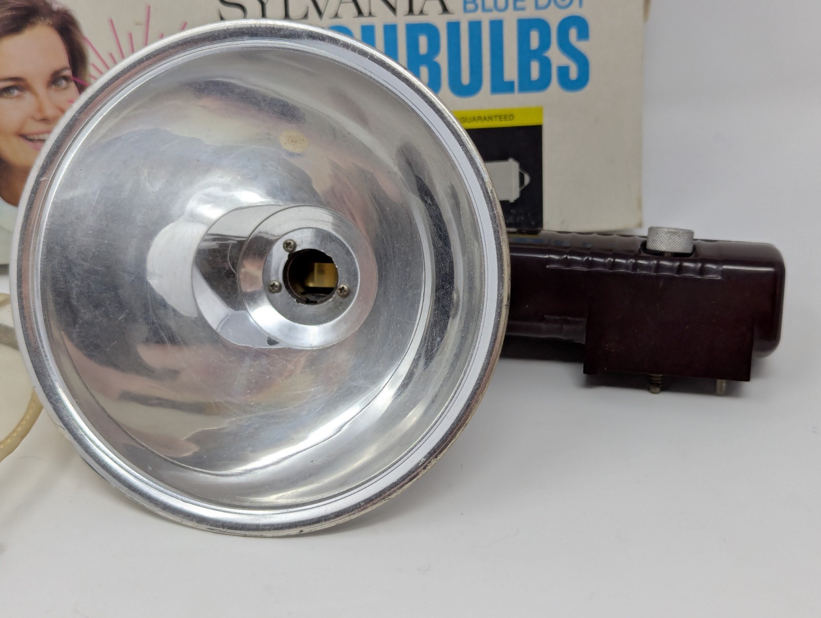 Kodak Kodalite Flash Holder + Sylvania Blue Dot 25 Flashbulbs Lot
