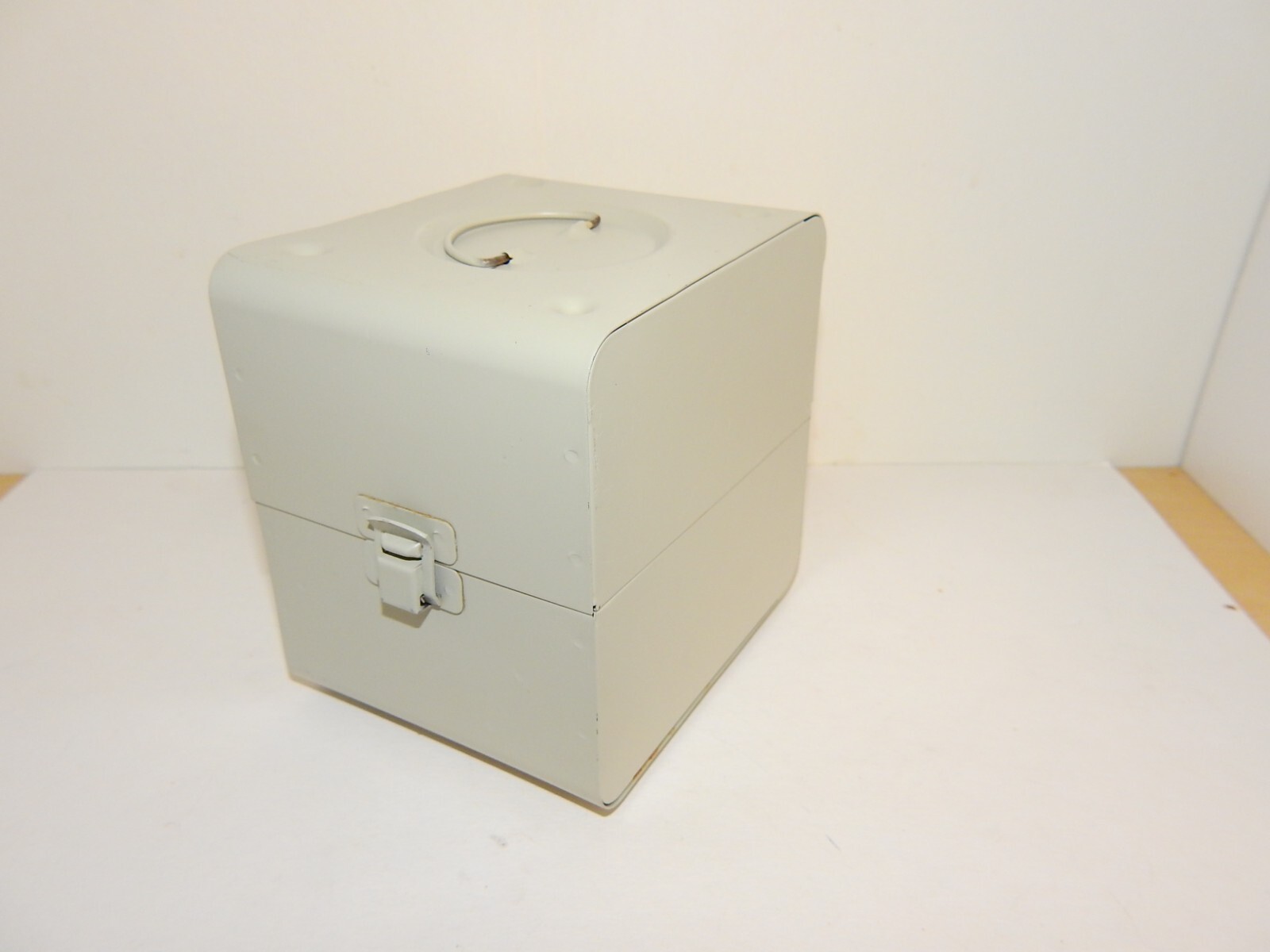 VINTAGE SMALL METAL REEL FILM CASE 6 SLOTS