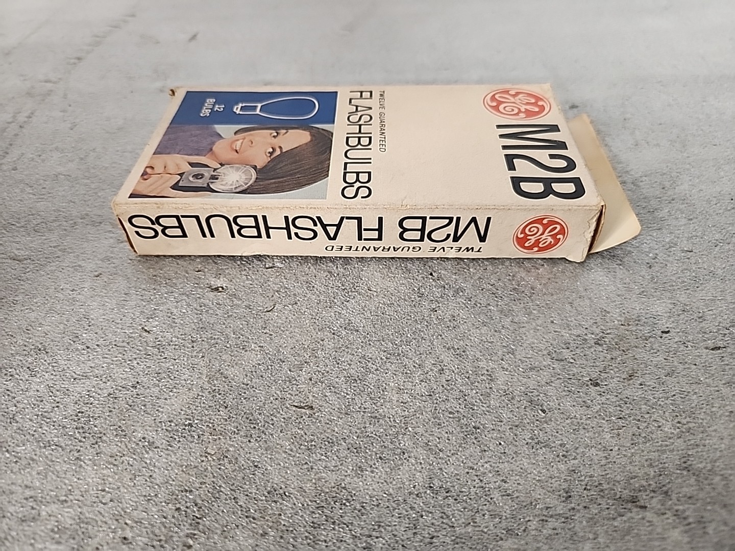 Vintage GE M2B Flashbulbs – 12 Blue Bulbs – General Electric