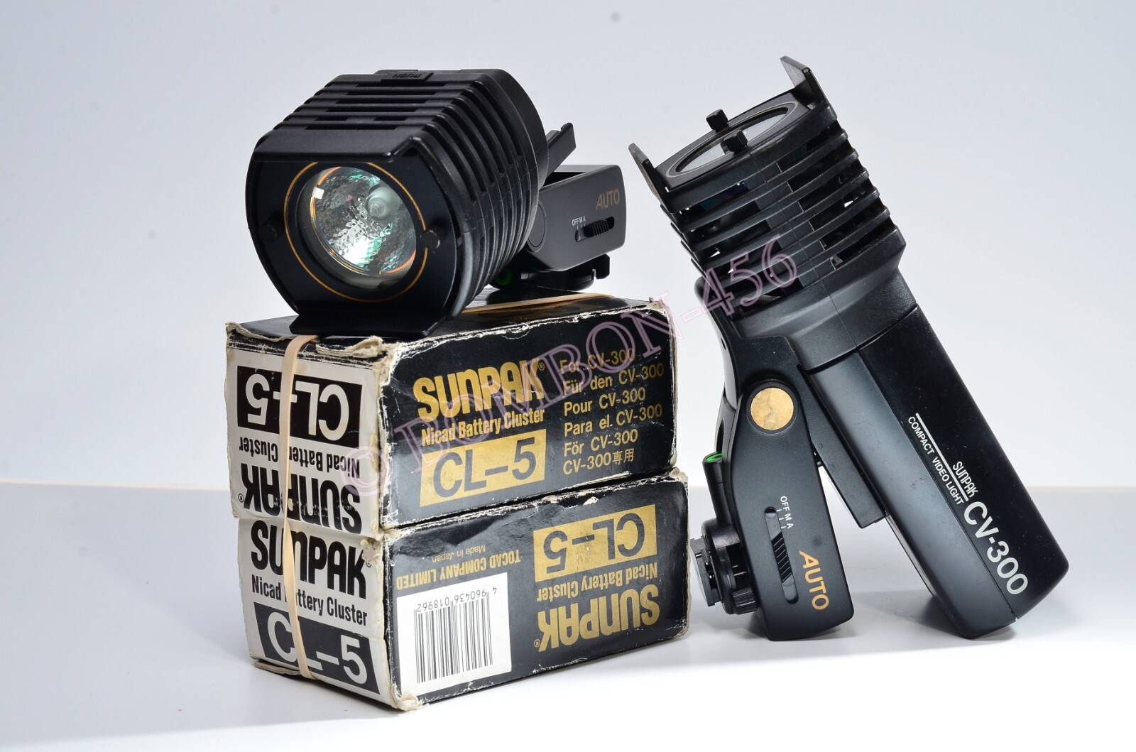 2 SUNPAK CV-300 CORDLESS COMPACT VIDEO LIGHTS AND 3 CL-5 BATTERIES