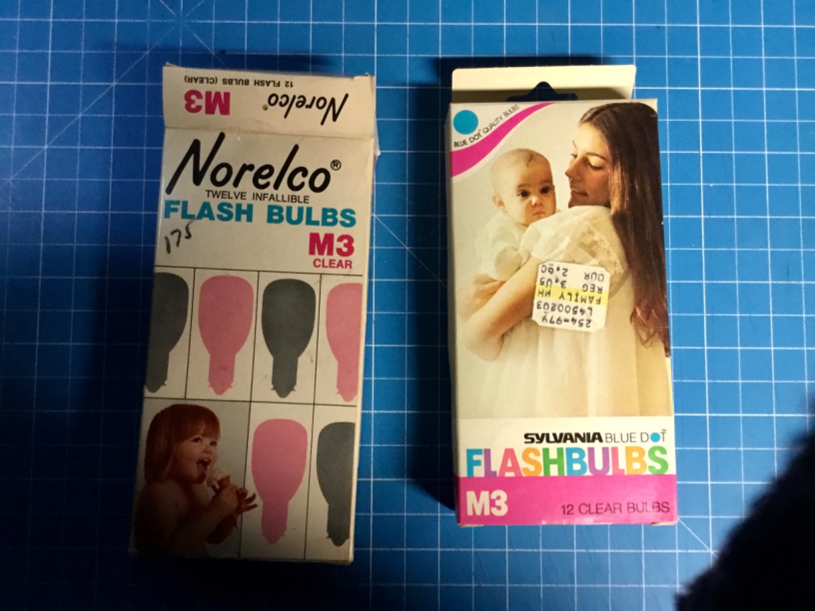 Lot of 36 Vintage Flash Bulbs Clear, M3, 24 Sylvania & 12 Norelco Ships free
