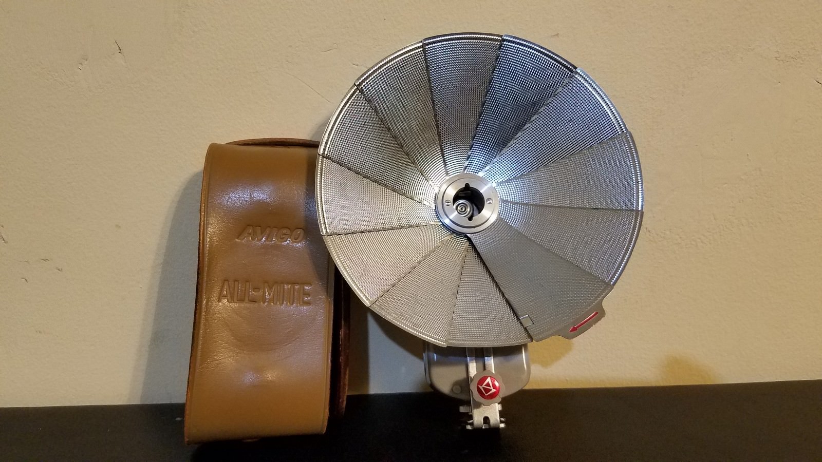 VINTAGE AVIGO ALL-MITE FOLDING FLASH ATTACHMENT WITH ORIGINAL LEATHER CASE