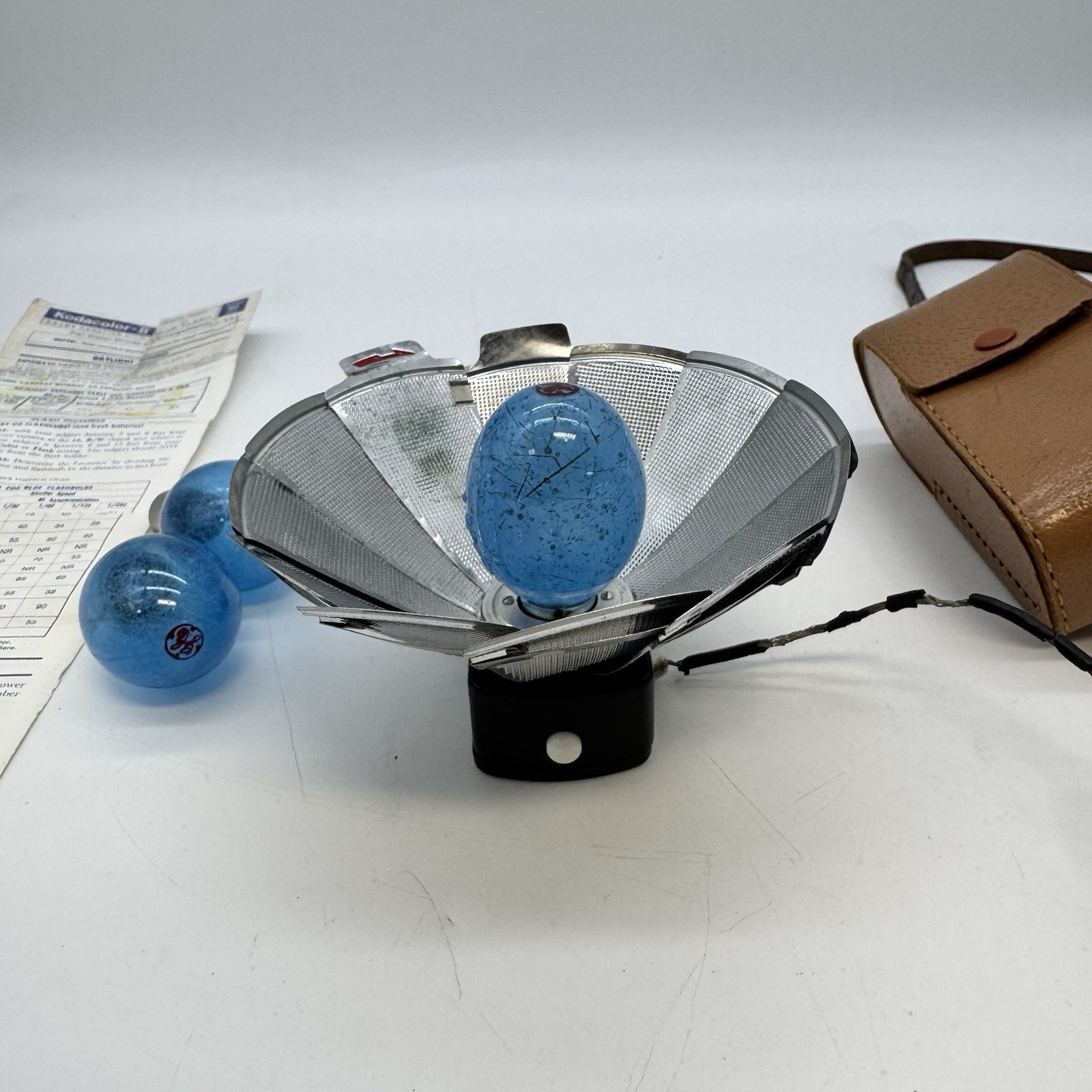 Vintage ACCURA Folding Fan Camera Flash Bulb Reflector w/ Original Gray Case