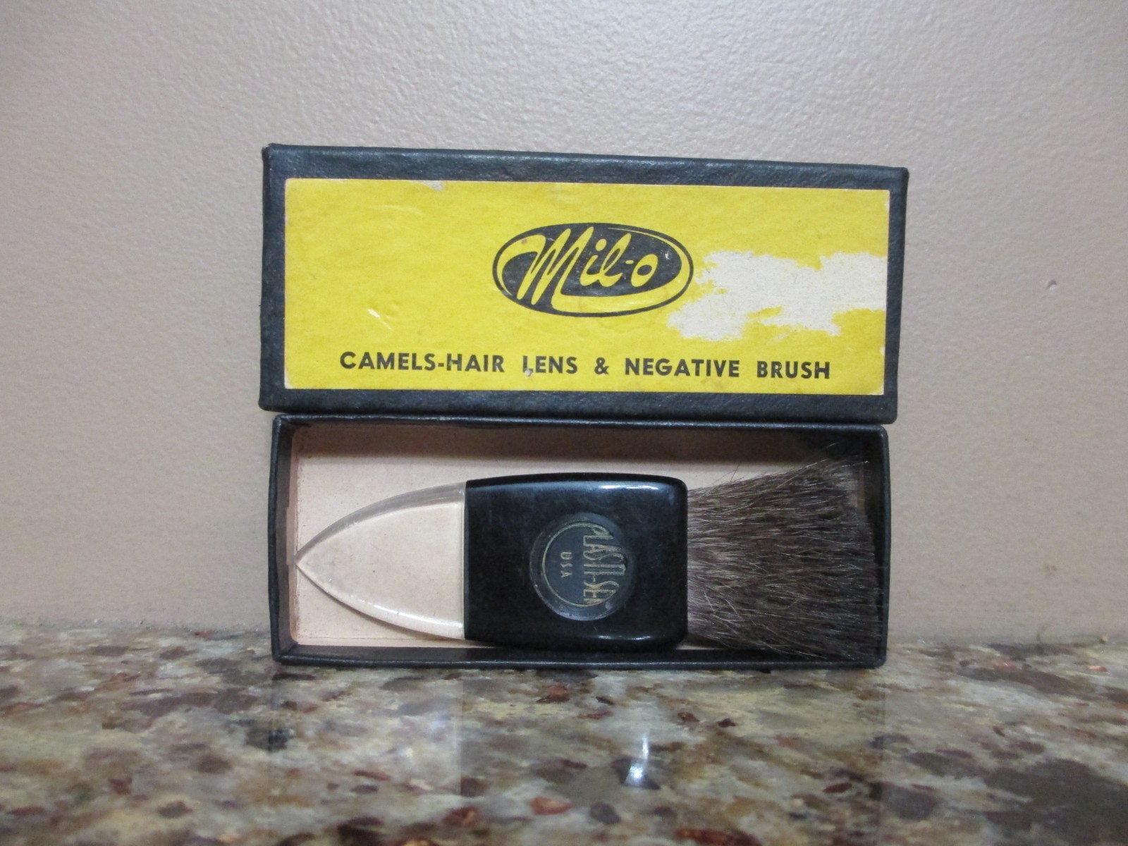 Vintage Mil-O Camels Hair Lens & Negative Brush w/ Original Box