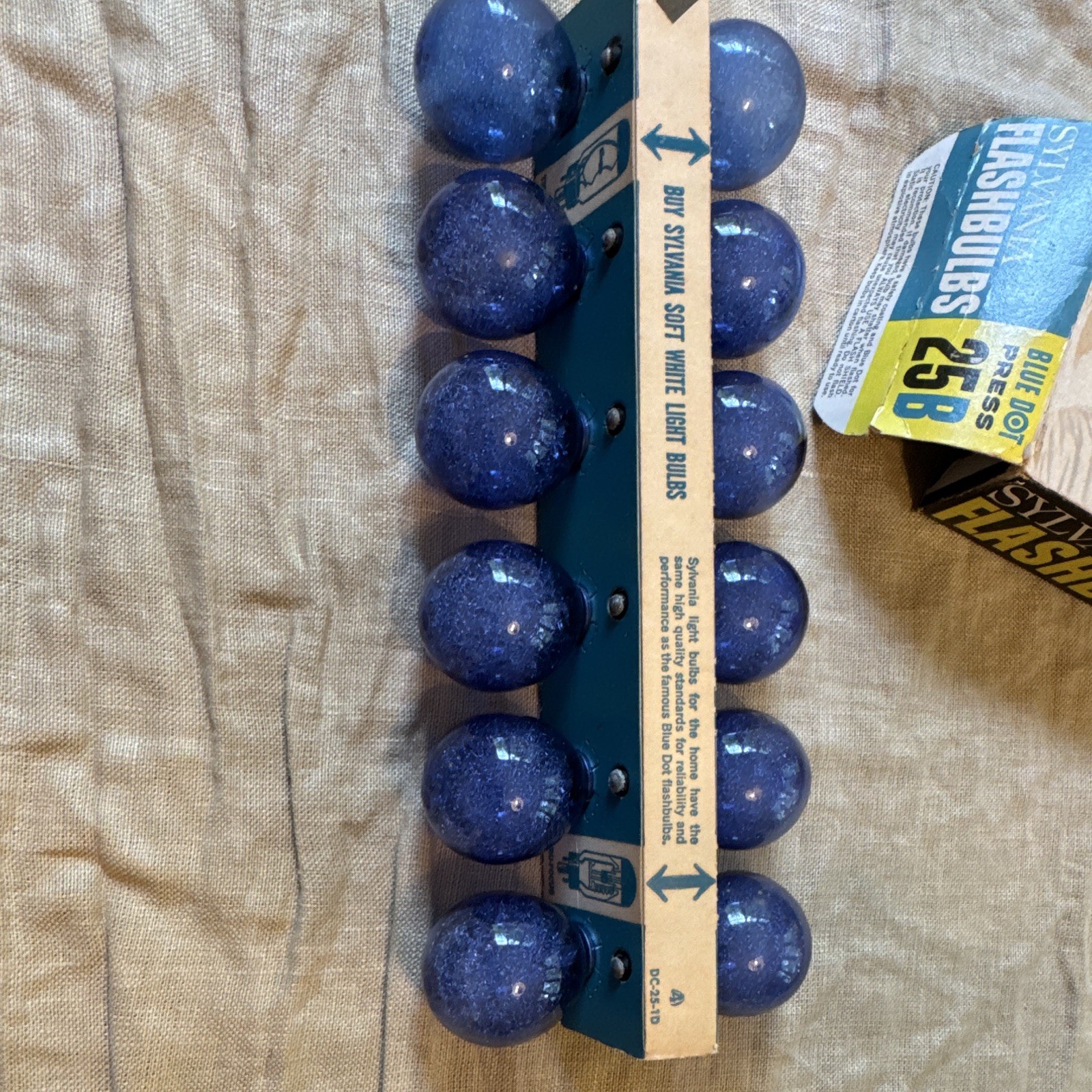 VINTAGE SYLVANIA BLUE DOT FLASHBULBS 1 BOX of 11. PRESS 25