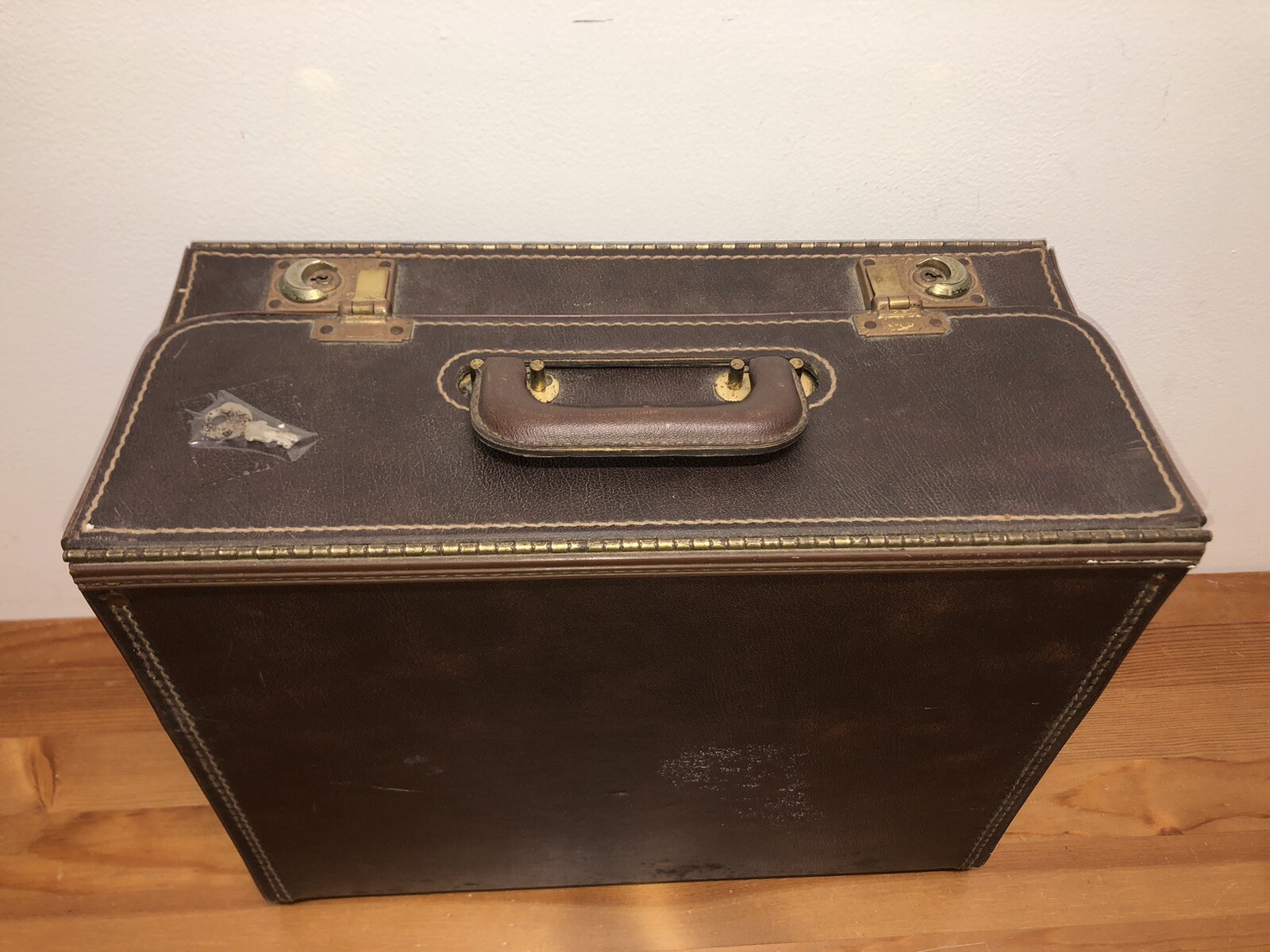 Vintage Softone Tufide Faux Leather Vinyl Coated Locking Carrying Case with Key!