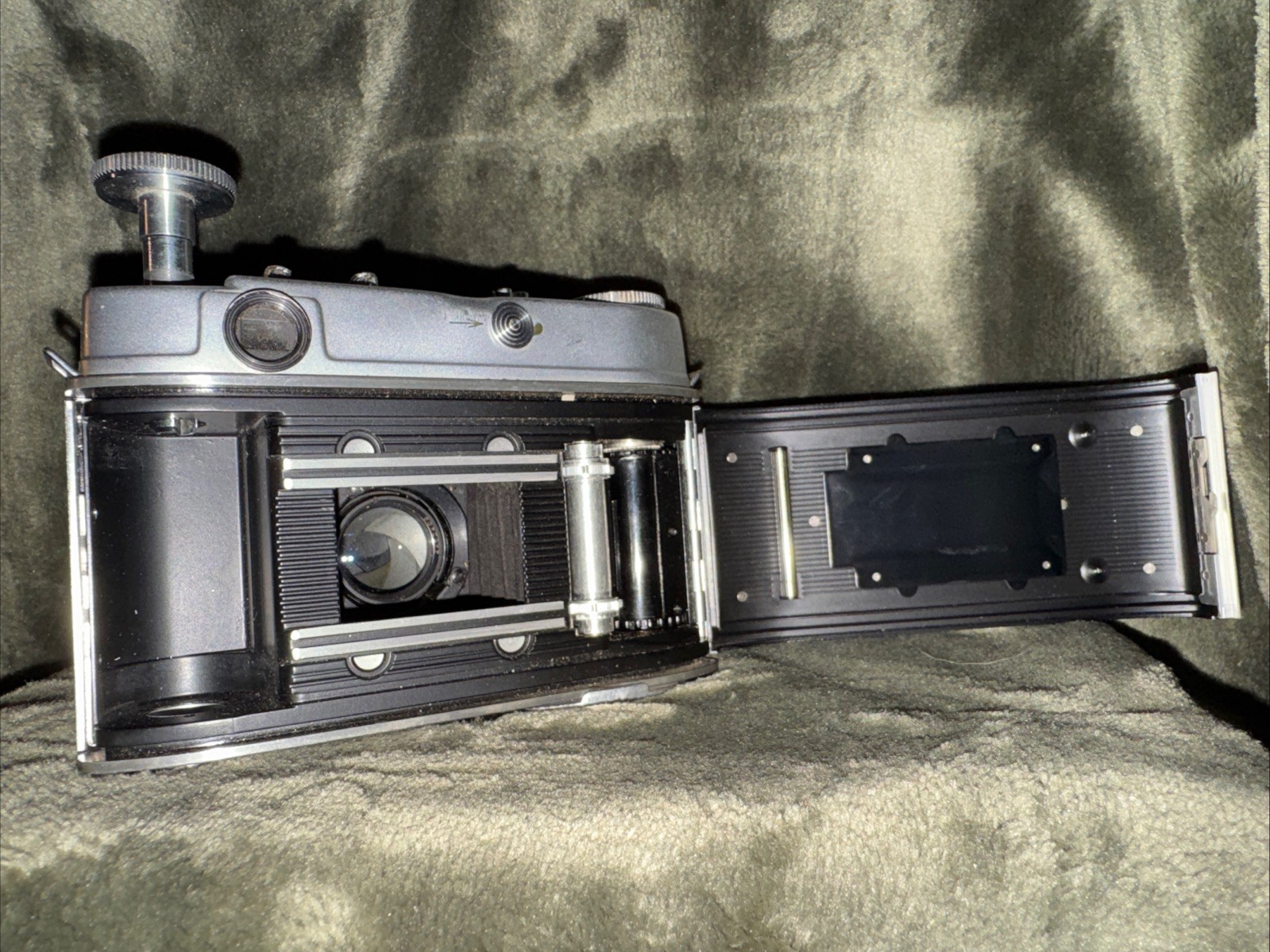 Kodak Retina IIIc w Kodak Bag, Kodalite Flasholder, Bulbs, And Light Reader.