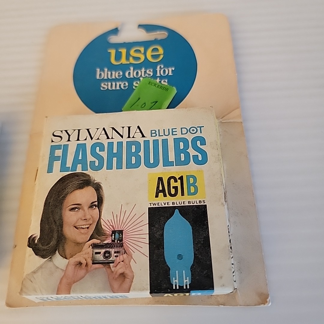 Vintage Sylvania Blue Dot AG1B Flashbulbs Lot 20 Bulbs w Display