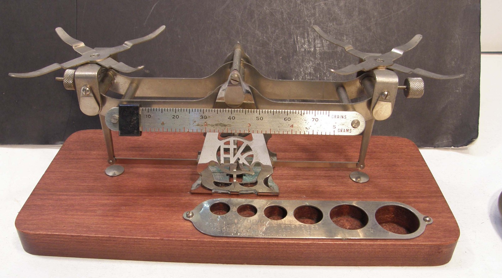 VINTAGE EASTMAN KODAK PHOTOGRAPHIC STUDIO SCALE W/WOODEN BASE PANS SOME WEIGHTS