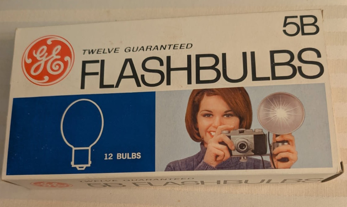 (7) Vintage General Electric GE 5B Blue Flashbulbs – Partial box of 7 bulbs