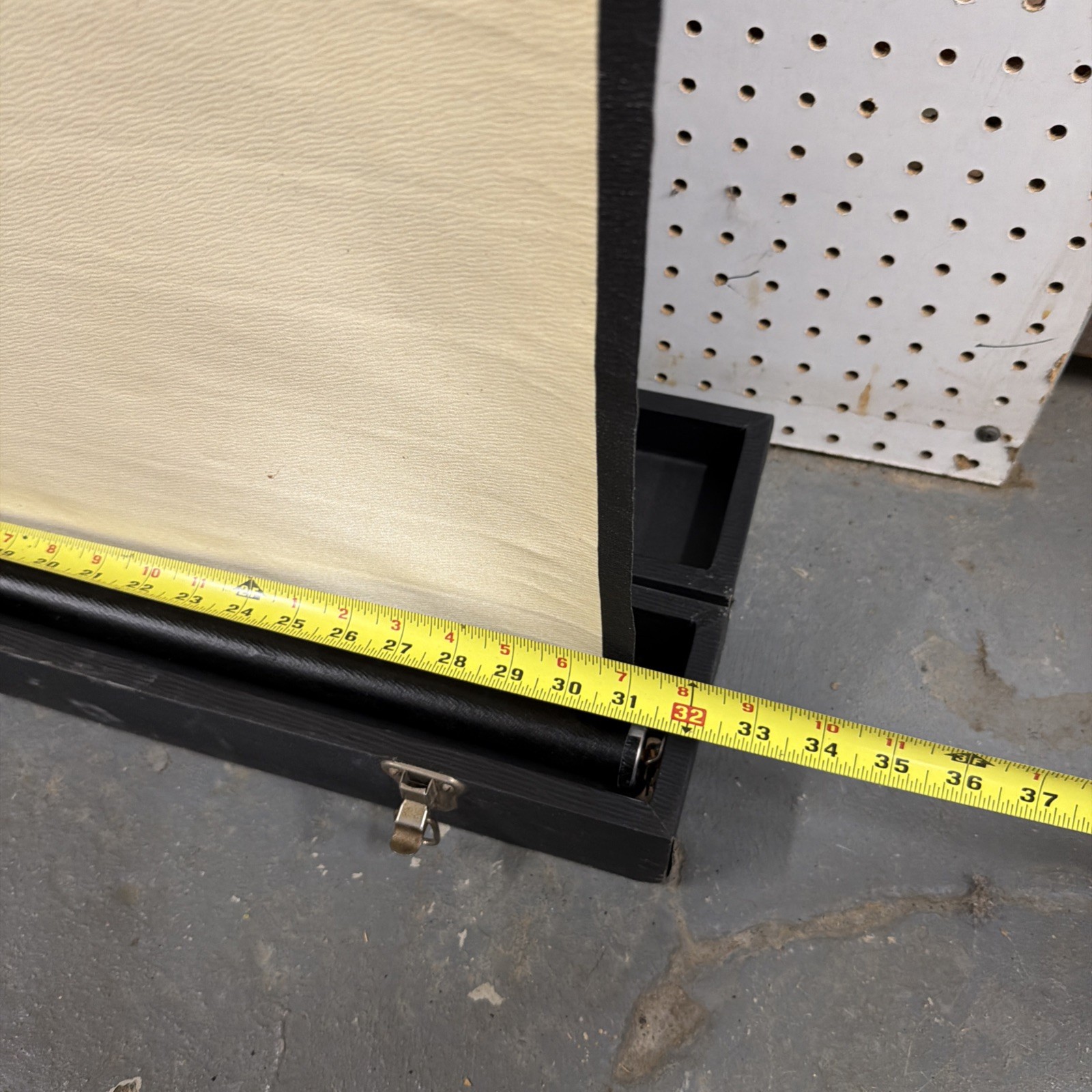 Beautiful Vintage Projection Screen BRITELITE TRUVISION Mfg. By Motion Picture